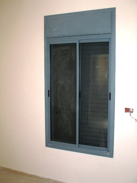 חלון פרופיל קליל 1700 עם תריס חשמלי וארגז אלומיניום מונובלוק