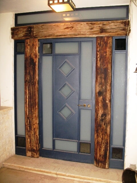 דלת כניסה ראשית משולב פח אלומיניום ועץ אדני רכבת