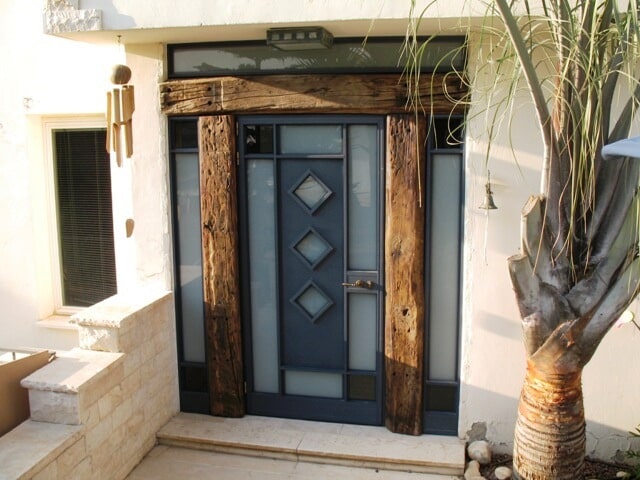 דלת כניסה לבית פרטי בפרופיל קליל 4300 בשילוב עץ