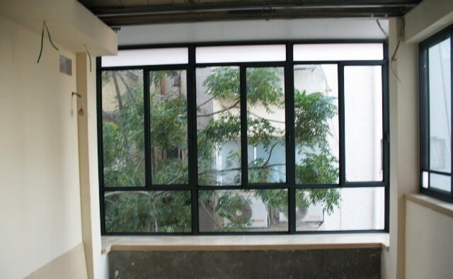 מבט מבפנים סגירת מרפסת בבניין מגורים