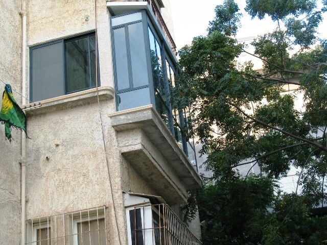 סגירת מרפסת בבניין מגורים – פרופיל בלגי כולל גג עילית אלומיניום